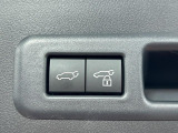 【パワーバックドア】スマートキーや運転席のボタンを押すだけでリアゲートが自動で開閉します!荷物を持っている時や、高い位置にあるバックドアを閉める際に便利な機能です♪