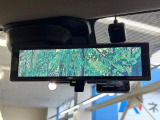 【インテリジェントルームミラー】後席の大きな荷物や同乗者で後方が確認しづらい時でも安心!カメラが撮影した車両後方の映像をルームミラー内に表示。クリアな視界で状況の確認が可能です!