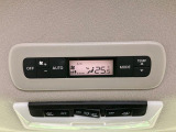 【リアオートエアコン】広い後部座席には必須の機能!風量や温度を自動で調整し前席と同様な車内環境にしてくれるリアオートエアコンを装備。夏の暑さも冬の寒さもストレスなく快適にお過ごしいただけます♪