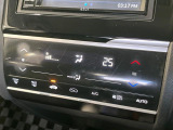 【オートエアコン】一度お好みの温度に設定すれば、車内の温度を検知し風量や温度を自動で調整。暑い&hellip;寒い&hellip;と何度もスイッチ操作をする必要はありません。快適な車内空間には必須の機能ですね♪