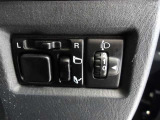 狭い駐車場でも安心な電動格納ミラーです。