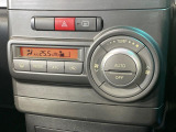 【オートエアコン】一度お好みの温度に設定すれば、車内の温度を検知し風量や温度を自動で調整。暑い&hellip;寒い&hellip;と何度もスイッチ操作をする必要はありません。快適な車内空間には必須の機能ですね♪