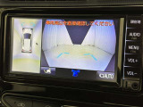 パノラミックビューモニターシステムが付いているので車の上から見た映像が確認できますよ。 一目で車両周辺の情報を確認できますが、直接安全をご確認下さい。