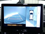 【全周囲モニター】車を上空から見下ろしたような映像をカーナビ画面に映し出し、車庫入れや縦列駐車をサポートしてくれます。