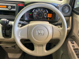 インテリアに合わせたデザインのステアリングは、運転される方のことも考え、運転しやすい形状、大きさです。是非一度、実際に触ってお確かめください。