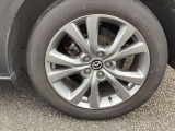 標準装備の純正18インチアルミホイール。タイヤサイズは215/55R18です。