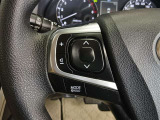 ステアリングには運転中でも簡単に操作できる各種スイッチついてます