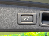 【パワーバックドア】スマートキーや運転席のボタンを押すだけでリアゲートが自動で開閉します!荷物を持っている時や、高い位置にあるバックドアを閉める際に便利な機能です♪
