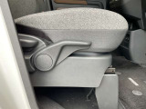 レバー上下に上げ下げしていただくとシートの高さ調整ができます。
