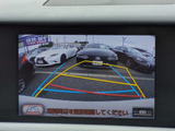 カラーバックカメラが付いています!バックにギアを入れると、後方視界が自動的にマルチ画面に映し出されます!夜も明るく見えますので、すごく便利!!一度使うとカメラ無しには乗りたくない程!
