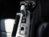 パーキングブレーキの作動と解除が簡単に行える【電動パーキングブレーキ】! 渋滞や信号待ちなどでブレーキを踏んで停車した時にブレーキを保持してくれる【ブレーキホールド】機能も搭載しています!