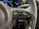 ステアリングスイッチ付きで、運転中に視線を前に向けたまま操作できます。
