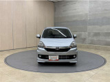 お車購入のポイントとなるフロントマスクです!シャープな目つきが印象的なデザインのヘッドランプです。