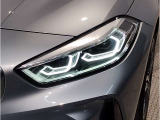 BMWの伝統の丸目4灯ヘッドライトでございます。LEDライトで視認性もよく明るく安全性の向上につながります。
