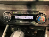 【オートエアコン】一度お好みの温度に設定すれば、車内の温度を検知し風量や温度を自動で調整。暑い&hellip;寒い&hellip;と何度もスイッチ操作をする必要はありません。快適な車内空間には必須の機能ですね♪