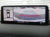 車両の前後左右にある4つのカメラを合成することで、まるでご自身のクルマを空から見ているような俯瞰での映像を映し出してくれます。バック時ももちろんのこと、前進時に視界の悪い交差点でも役に立ちますね。