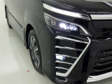 明るいライトが夜道を明るく照らしてくれます。 運転する上で、道路状況をいかに早く認識できるか重要なポイントです。 白色光が暗い道も明るく照らしてくれますよ。