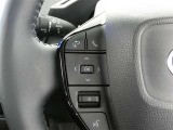 ステアリングスイッチ付き。前方から目を離すことなく操作することが可能です。
