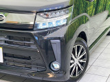 【LEDヘッドライト】悪天候や夜間走行時も良好な視界を確保し安心して運転できる高輝度LEDヘッドライトを装備!点灯速度が早く、消費電力も抑えられています。