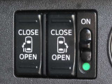 【両側パワースライドドア】スマートキーや運転席のスイッチで後席両側スライドドアの開閉が可能♪電動だから力を入れてドアを開ける必要が無く、小さなお子様でも簡単に開け閉めでき快適です♪