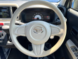 インテリアに合わせたデザインのステアリングは、運転される方のことも考え、運転しやすい形状、大きさです。是非一度、実際に触ってお確かめください。