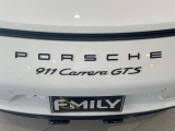 ブラック仕上げの「911 carrera GTS」ロゴ。GTSの特別感を示す専用意匠です。