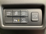 運転席脇のクラスタースイッチ部分にはカメラ切り替えスイッチ、パーキングセンサー、その他走行系スイッチを集中配置しております。