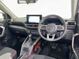 運転席まわりです。 各操作スイッチは使いやすい位置に配置されてます。