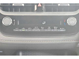一度お好みの温度に設定すれば、車内の温度を検知し風量や温度を自動で調整。暑い&hellip;寒い&hellip;と何度もスイッチ操作をしなくても大丈夫です。