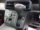最近、採用車両が増えている電動パーキング。簡単操作で安心!アクセル離してもブレーキを保持する、オートホールド機能付き!