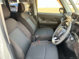 高いホールド性で運転姿勢が安定します。長距離ドライブでも疲れにくいのが魅力です。快適なドライビングライフをお送りください♪