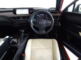 革巻きステアリングで快適な操作性の運転席です。