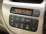 【オートエアコン】一度お好みの温度に設定すれば、車内の温度を検知し風量や温度を自動で調整。暑い&hellip;寒い&hellip;と何度もスイッチ操作をする必要はありません。快適な車内空間には必須の機能ですね♪