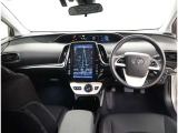 デザインもよく、居心地のよい運転席ですね。分かりやすいスイッチ類ですから操作もしやすく運転をサポートします。ぜひご来店いただき、実際にお座りいただいてステアリングを握ってみてください!