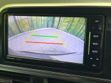 【バックカメラ】駐車時に後方がリアルタイム映像で確認できます。大型商業施設や立体駐車場での駐車時や、夜間のバック時に大活躍!運転スキルに関わらず、今や必須となった装備のひとつです!