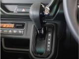 【シフトレバー】シフトもとても操作しやすいデザインになっております。運転する人の事を第一に考えた操作性の高い仕様です。