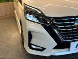 【LEDヘッドライト】悪天候や夜間走行時も良好な視界を確保し安心して運転できる高輝度LEDヘッドライトを装備!点灯速度が早く、消費電力も抑えられています。