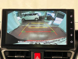 【バックカメラ】 駐車時に車両後方の様子を見ることができるので、運転の不安を軽くします。