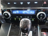 左右独立温度コントロールフルオートエアコンです。運転席、助手席それぞれで独立して温度設定ができます。冷え性の方が乗っても安心ですね♪