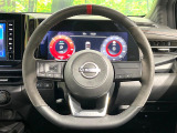 インテリアに合わせたデザインのステアリングは、運転される方のことも考え、運転しやすい形状、大きさです。是非一度、実際に触ってお確かめください。