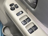 【電動格納ミラー】サイドミラーは電動格納式となっており、狭い駐車場でもキズがつくリスクを抑えられます。