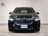 【キドニーグリル】BMWは約90年もの間、ほぼ全ての車両にひと目でBMWだと分かるこの特徴的なフロントグリルが備えられ、デザイン・アイコンとして親しまれてきました。