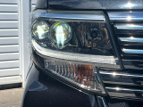 【LEDヘッドライト】悪天候や夜間走行時も良好な視界を確保し安心して運転できる高輝度LEDヘッドライトを装備!点灯速度が早く、消費電力も抑えられています。