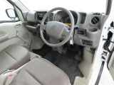 シンプルで使いやすいデザインの運転席です。
