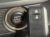 【キーレススタートシステム】カバンやポケットに入れたままでもドアの施錠・解錠が可能なスマートキーを装備。エンジンのオン・オフ時もカギを取り出す必要が無いからとっても便利です♪