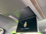【フリップダウンモニター】大画面モニターで後席でもエンタメをお楽しみいただけます。小さなお子様にも大人気の装備です♪