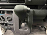 FR用CVT車で走行中の静粛性と低燃費を実現。ダッシュパネルにシフトを装着することで広い足元スペースを確保。