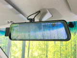 【カラーヘッドアップディスプレイ】現在の速度や走行情報をデジタル表示で運転席前方のガラスに投影!カラー付きで視認性も高く、運転中目線をずらさず必要な情報を確認できるのでとっても便利で安心!