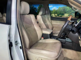 運転席シート廻りは使用感も少なく、良好な状態となっています。前オーナー様が丁寧に使っていたことがよくわかりますね。