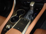 電動パーキングブレーキ・ブレーキホールドを装備してます。ホールド機能は信号待ちが多い一般道で疲労軽減になり、大好評です!